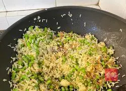 Illustration of how to make fried rice with beans and eggs 20