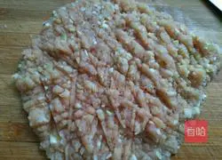 Illustration of how to make mushroom and chicken dumplings 4