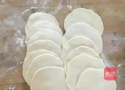 Illustration of how to make cabbage, mushroom and meat buns 6