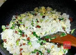 Illustration of how to make sausage and egg fried rice 10