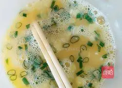 Illustration of how to make egg and green onion cake 4