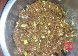 Illustration of how to make cabbage, shrimp, and mushroom wontons 1