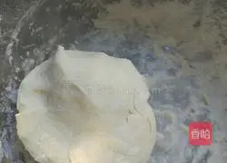 Illustration of how to make scallion pancakes 3