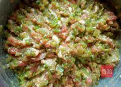 Illustration of how to make celery and pork buns 10