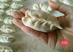 Illustration of how to make watermelon rind and pork stuffing dumplings 15