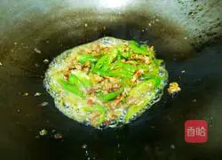 Illustration of how to make fried rice with shredded pork and double pepper 16