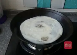 Illustration of making black sesame sauce layer cake 7