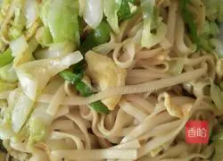 Illustration of how to make fried noodles with cabbage and eggs 6