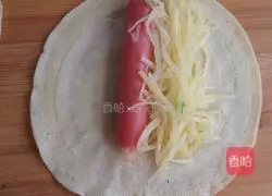 Illustration of how to make sausage and potato shredded burritos 16