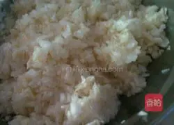 Illustration of how to make pork, cabbage and fungus dumplings 3