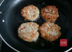 Illustration of how to make fragrant lotus root meat pie 10