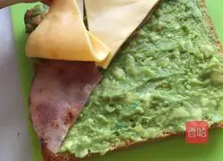 Illustration of how to make avocado puree sandwich with yogurt salad 3