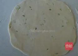 Illustration of how to make soy sauce scallion pancake 9