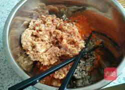 Illustration of how to make mushroom, pork and carrot dumplings 5