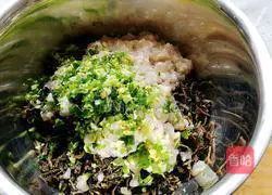 Illustration of how to make purslane meat buns stuffing 5