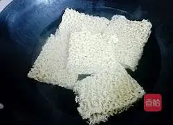 Illustration of how to make fried noodles with celery 4