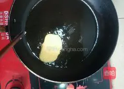 Illustration of how to fry steamed buns with egg liquid 5