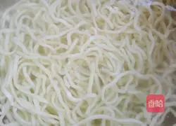 Illustration of how to make tomato, egg and ham fried noodles 3