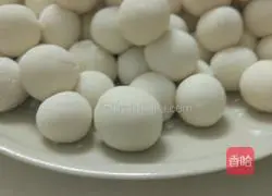 Illustration of how to make fresh chicken glutinous rice balls 4