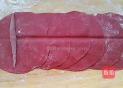 Illustration of how to make rose steamed buns (red yeast powder) 8