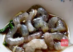 Illustration of how to make shrimp wontons 1