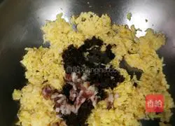 Illustration of how to make curry beef sauce and egg fried rice 8