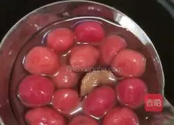 Illustration of how to make red dragon fruit dumplings 3