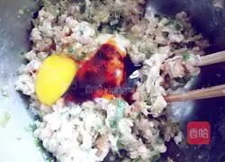  Illustration of how to make wonton stuffing with onion and pork 10