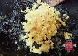 Illustration of how to make leek and egg vermicelli dumpling filling 11