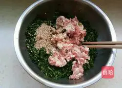 Illustration of how to make dumplings with chrysanthemum fillings 5