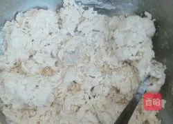 Illustration of making homemade pizza with electric baking pan 3