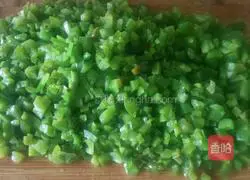 Illustration of how to make green pepper and meat dumplings 4