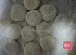 Illustration of how to make celery and pork dumplings 5