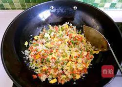 Illustration of how to make colorful fried rice 9