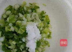 Illustration of how to make scallion pancakes 4