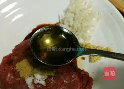 Illustration of how to make beef and chive dumpling stuffing 8