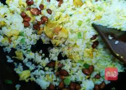 Illustration of how to make nut golden fried rice 8