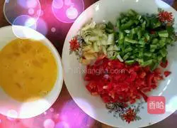 Illustration of how to make double pepper and egg fried rice 2