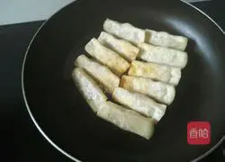 Illustration of how to make dumpling skin pot stickers 12