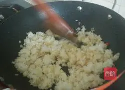 Illustration of how to make fried rice with shrimps, radish, pepper and pickled vegetables 6