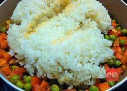 Illustration of how to make slap fried rice 12