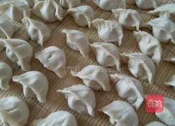 Illustration of how to make cabbage and pork dumplings 10