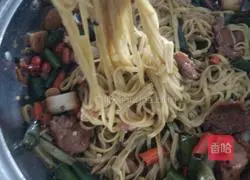 Illustration of how to make chili meat noodles 5