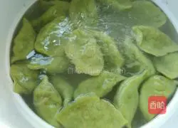 Illustration of how to make mushroom, pork and carrot dumplings 16