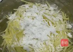 Illustration of how to make pan-fried potato pancakes 4