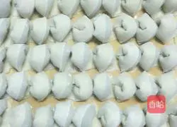 Illustration of how to make pork and shepherd's purse dumplings 5