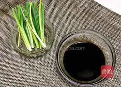 Illustration of how to make noodles with scallion oil 1