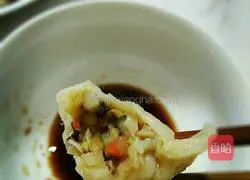 Illustration of how to make homemade vegetarian dumplings 6