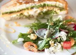 Illustration of how to make mashed avocado sandwich with yogurt salad 7