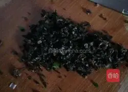 Illustration of how to make pork and mushroom dumplings 3